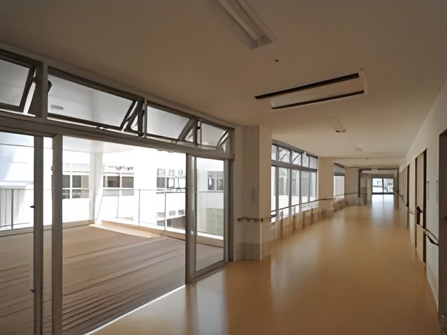 広々とした明るい廊下 通路 自然光が差し込む清潔感のある廊下です。利用者の方々の移動がしやすいよう配慮された設計となっています。