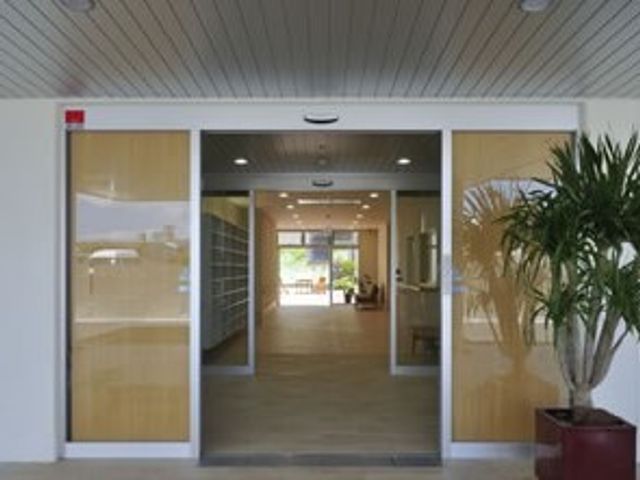 明るいエントランス風景 玄関 品のあるエントランスは広く、快適な出入りができるよう設計されており、待機中の方々のゆったりとした様子が伺えます。
