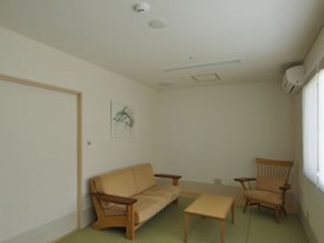 シンプルな居室 談話室 広々とした落ち着いた雰囲気の居室です。職員が快適な生活支援を行えるよう、必要な設備が整っています。