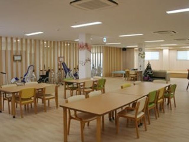 ゆったりとした共用ダイニング 共有スペース 明るく広々としたダイニングルームで、入居者の方々は日々の食事や交流を楽しまれています。職員として、このあたたかな空間でサポートするやりがいを感じられます。