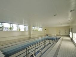 明るいプール施設