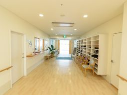 明るい廊下と受付