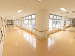 広々とした明るい廊下