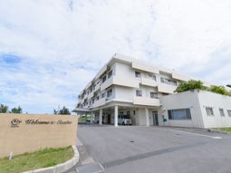 明るい空と建物の外観