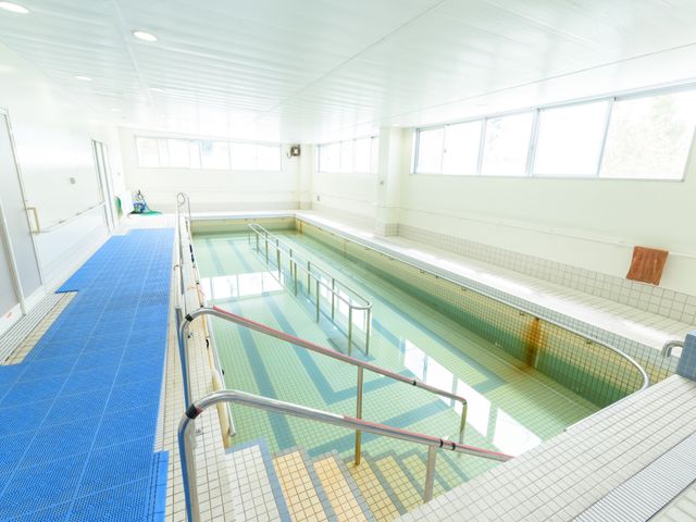 明るい浴室の全景 プール ゆったりとした時間を過ごせる、清潔感のあふれる浴室です。手すりも完備され、安全に配慮された設計となっています。
