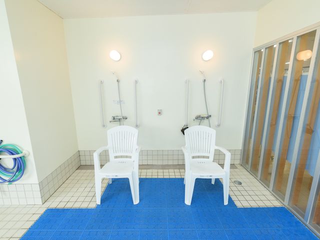 手すり付き浴室スペース プール 手すりとシャワーチェアを備えた広々とした浴室です。安全に配慮された環境で、利用者のケアがしやすい設計になっています。