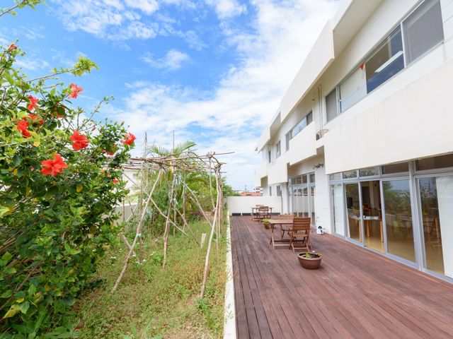 庭付きの明るい建物 ウッドデッキ 心地良い風が吹き抜ける庭です。ベンチでゆっくりとお過ごしいただける空間が広がっています。