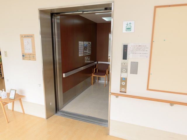 エレベーターと掲示板 エレベーター ゆったりとしたエレベーター周辺は、利用者のための情報が掲示されており、手厚いサポートが感じられます。
