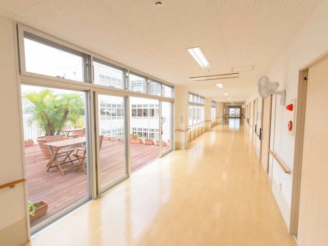 明るい共有廊下と中庭 廊下 ゆったりとした廊下に面した中庭は、木々やベンチが設置されており、安らぎのひとときを過ごせる空間です。