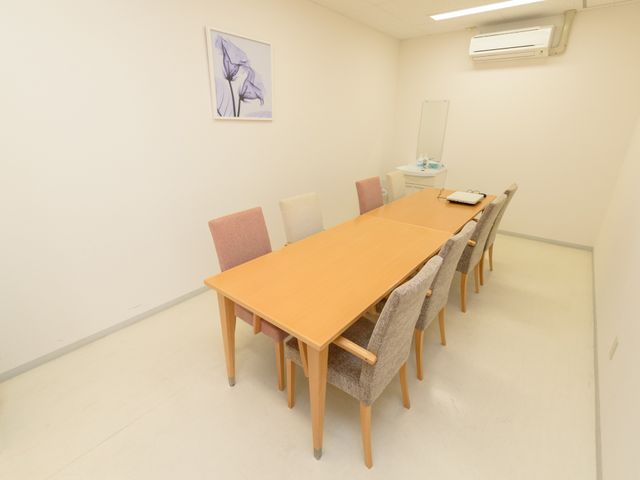 シンプルな会議室 相談室 ゆったりとしたスペースのある快適な会議室です。スタッフや利用者様の打ち合わせに最適な環境が整っています。