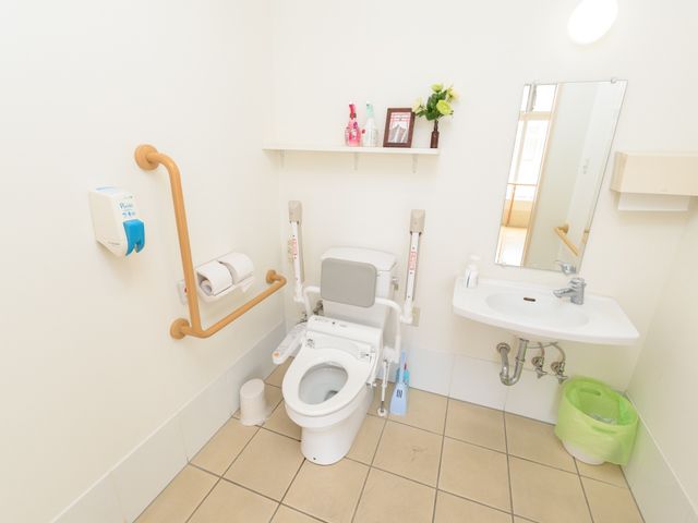 バリアフリートイレ設備 トイレ 安全で快適なトイレ設備。手すりや十分なスペースで、すべての方が使いやすい環境を整えています。