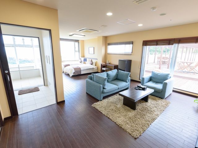居室とテラスの明るい空間 ファミリールーム この居室は、快適な生活空間を提供し、大きな窓から自然光がたっぷりと入ります。外には木々に囲まれたテラスもあり、憩いの場としてもお使いいただけます。