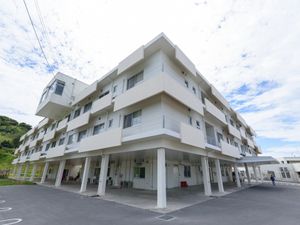 白い建物の外観