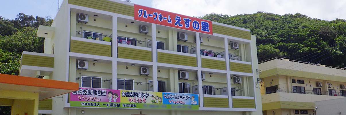 緑に囲まれた建物