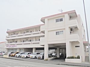 白い建物の外観