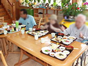 家庭的な食事風景
