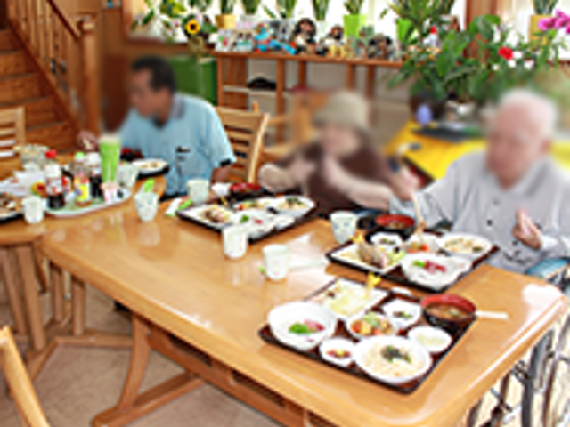 家庭的な食事風景 ダイニングルーム 木製のテーブルで、居心地の良い雰囲気の中で食事を楽しめるスペースです。