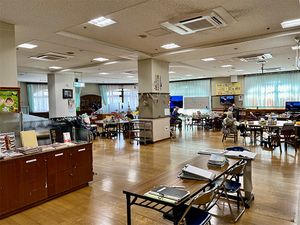 広々とした明るい部屋