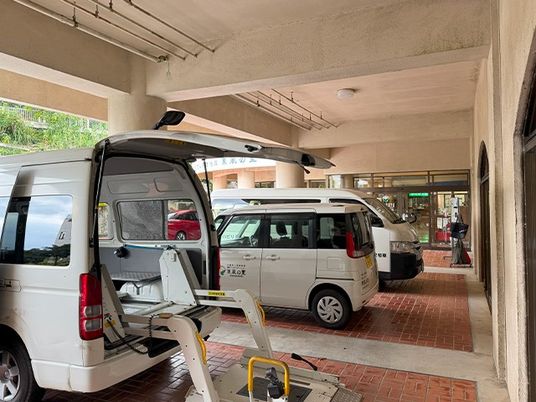 送迎車が並ぶ外観  