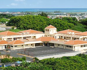 緑に囲まれた施設外観
