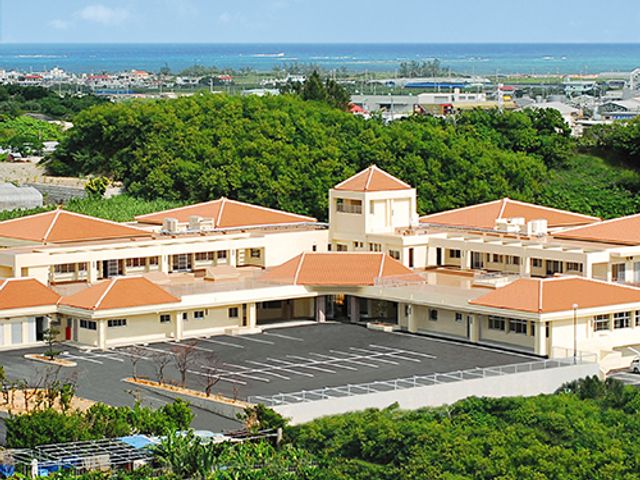 緑に囲まれた施設外観 外観 豊かな自然に囲まれた環境で、開放的な雰囲気が感じられます。リラックスした空間での勤務が可能です。