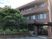 緑に囲まれた建物外観