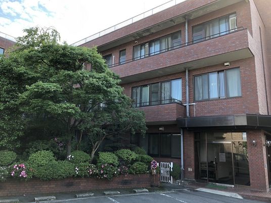 緑に囲まれた建物外観