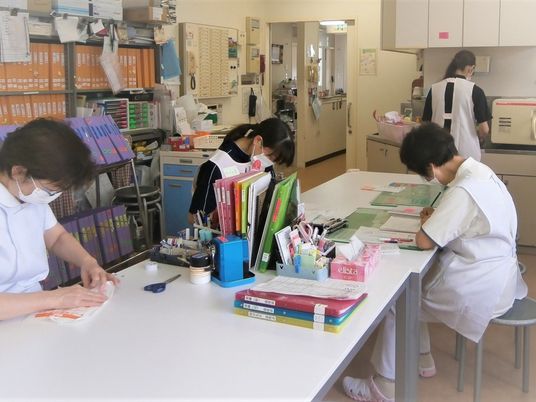 職員が作業するスタッフルーム  