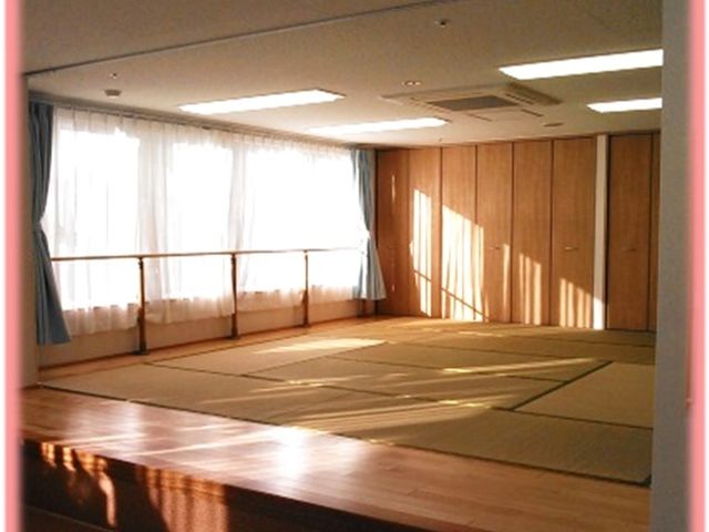 広々とした和室 和室 自然光が優しく差し込む広々とした和室です。リラックスした時間を過ごせる空間です。