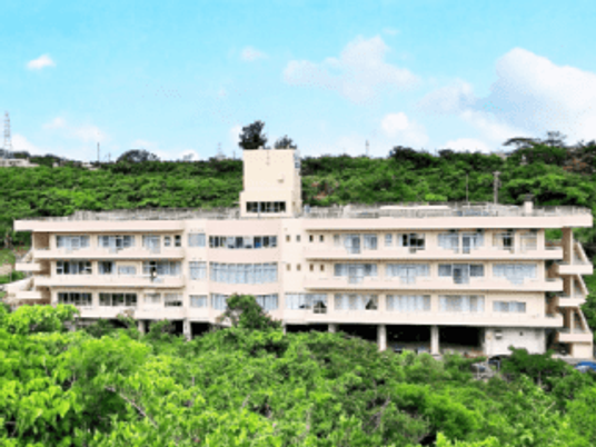 緑に囲まれた建物外観  