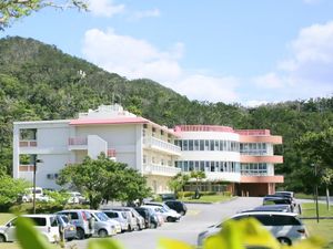 山の麓の建物外観  