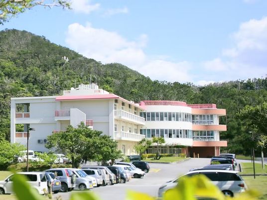 山の麓の建物外観  