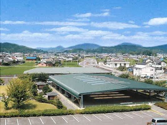 施設外観と駐車場  