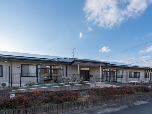 シンプルな建物の外観