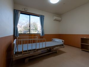 窓際のベッドがある居室