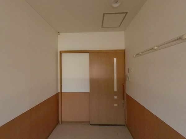 室内の明るい廊下