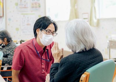会話を楽しむ職員と利用者の居室