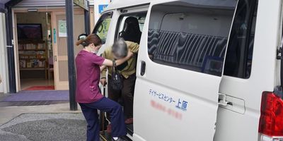 車両で移動する人