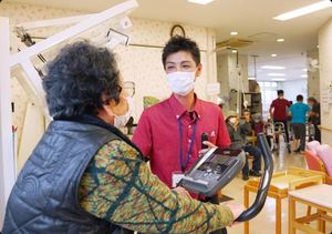 談笑するスタッフと利用者の機能訓練室