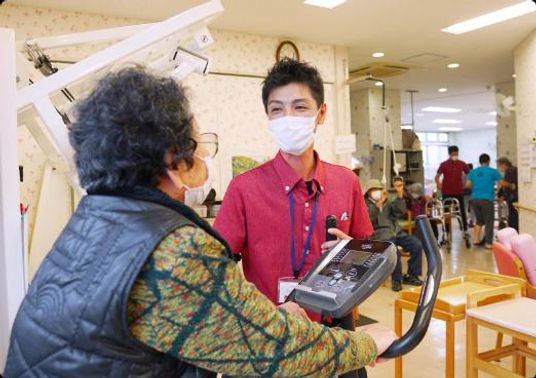 談笑するスタッフと利用者の機能訓練室
