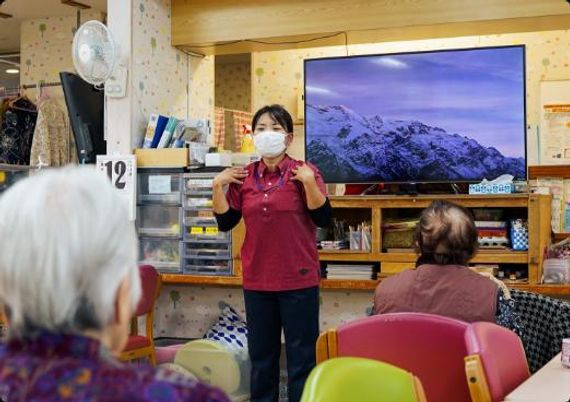 説明を聞く利用者がいる部屋
