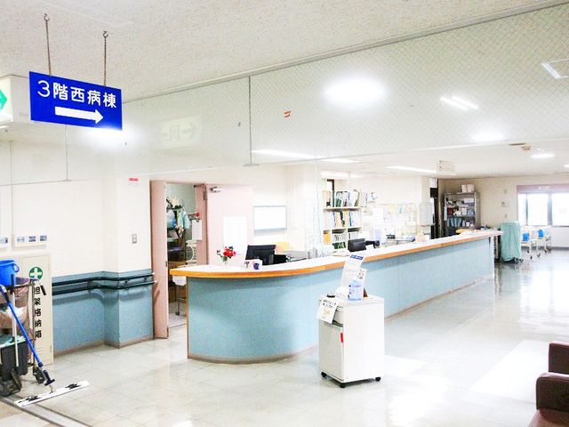 長いカウンターがある受付 フロント 広々とした受付カウンターのある空間です。快適に利用者を対応できるスペースになっています。