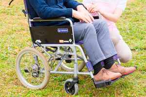 車椅子の利用者と介助者の庭  