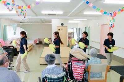 楽しむ入居者たち共有スペース