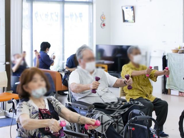 活気ある機能訓練室 機能訓練室 自然光の中で運動する皆さんの姿が見られます。リラックスした雰囲気で活動できます。