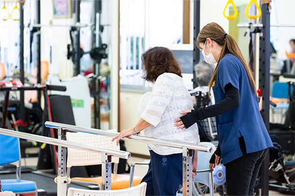 サポートする女性のいる機能訓練室
