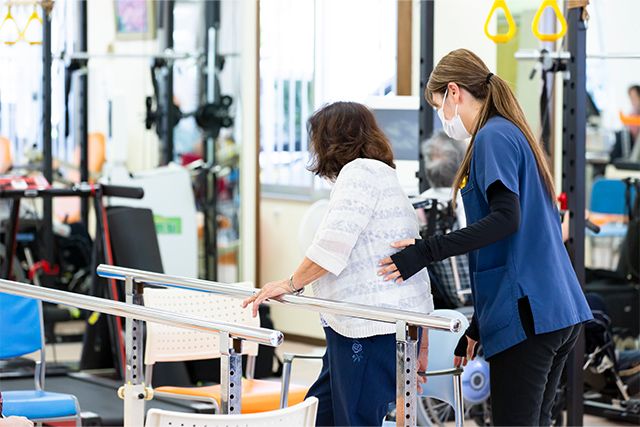 サポートする女性のいる機能訓練室
