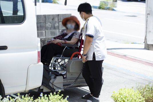 車椅子の介助風景