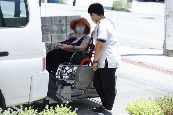 車椅子の介助風景
