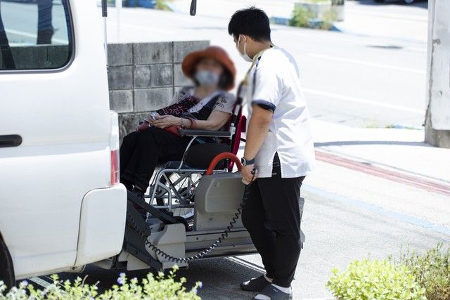 車椅子の介助風景